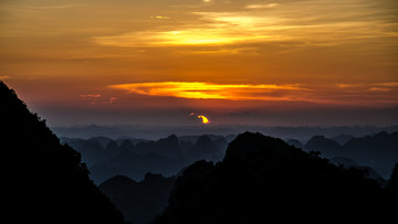 大山夕阳日出