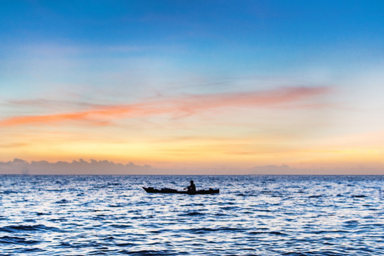 夕阳彩霞大海船