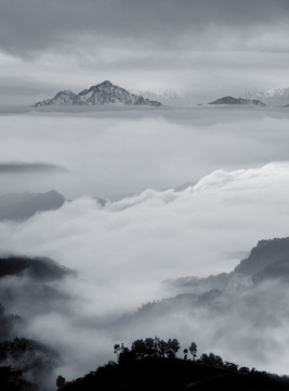 云雾雪山