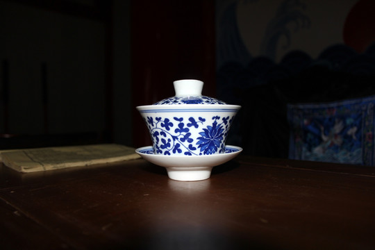 青花瓷的盖碗茶