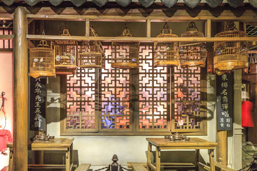 中式窗户和鸟笼子