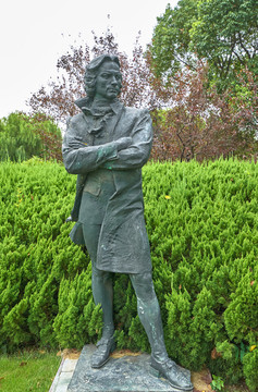 卢梭雕像