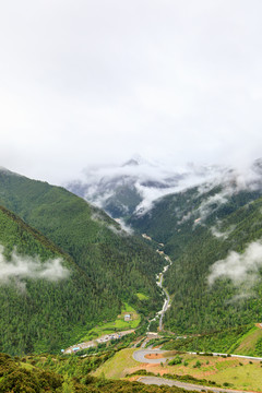 甘孜稻城亚丁风景区雪山云雾