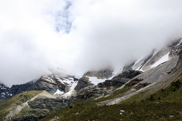 甘孜稻城亚丁雪山草甸云雾