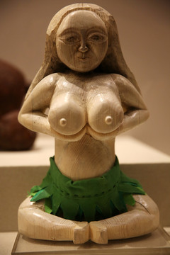 满族女神木雕像
