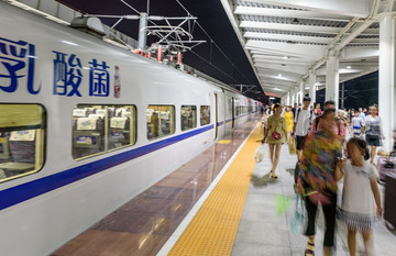 高铁列车下车人流