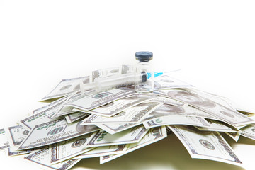美元纸币上的疫苗药瓶