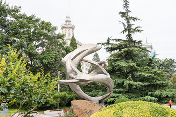 北京城市雕塑海豚与人