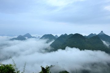 山峰雾景