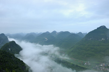 山峰雾景