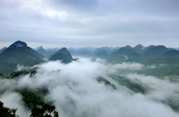 山峰雾景