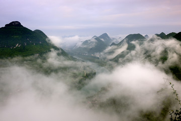 山峰雾景