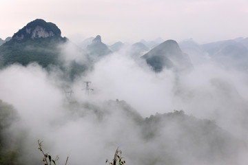 山峰雾景