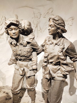 红军女战士背孩子过草地雕像