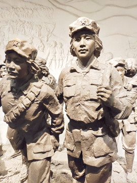 红军女战士长征过草地雕像