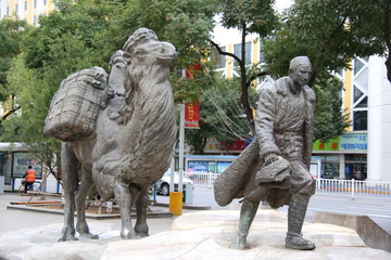牵骆驼的男人雕像