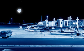 机场停机坪夜景