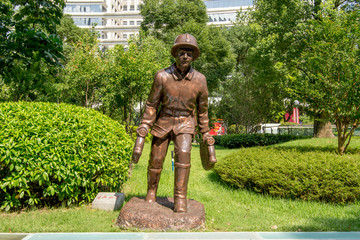 消防战士雕塑