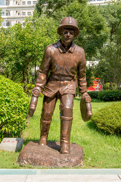 消防战士雕塑