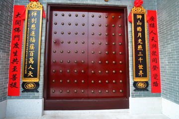 中式朱红大门