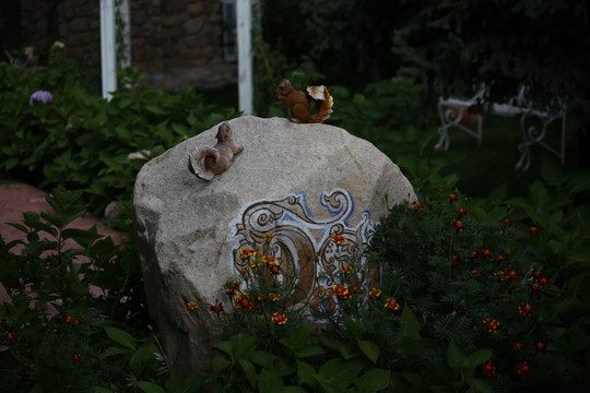 大石头与松鼠雕像