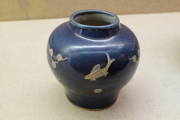 景德镇窑蓝釉鱼纹罐