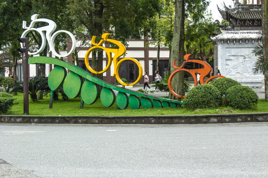 骑自行车场景雕塑