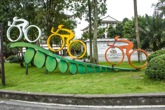 骑自行车场景雕塑