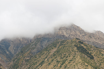 雾藏山峰