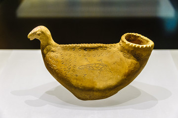 甘肃省博物馆红陶刻划纹鸟形器