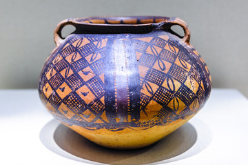 甘肃省博物馆方格网纹彩陶罐