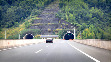 高速公路隧道口