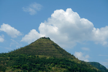 蓝天白云下的孤立的山峰