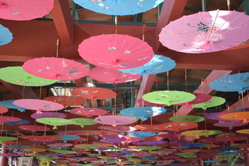 彩色油纸伞古风长廊背景图