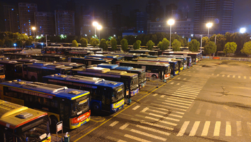 夜幕下的公交车停车场