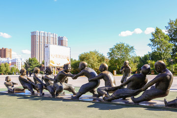 成吉思汗广场儿童拔河雕塑