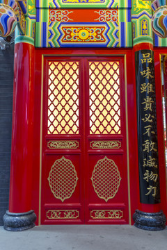 中式建筑庭院木雕红门