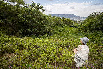 坐在山顶草地上的女人