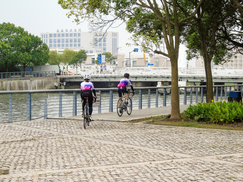 城市自行车运动骑行赛车手比赛