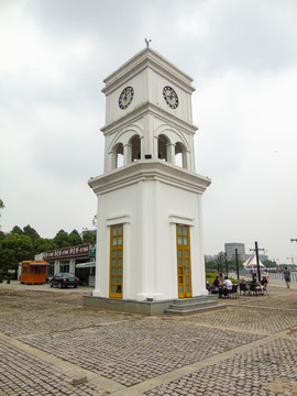 城市建筑欧式白色钟塔摄影图