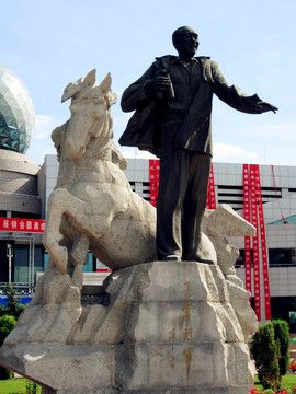 王震将军雕像