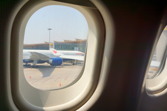 飞机舷窗外的北京T3停机坪