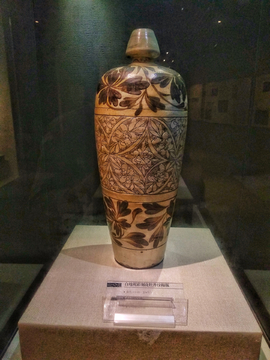 白地褐彩牡丹纹瓷瓶