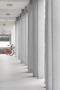 长廊与自行车