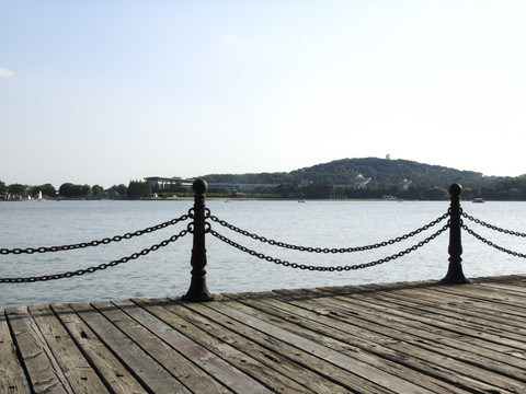海边浮桥木桥围栏图片