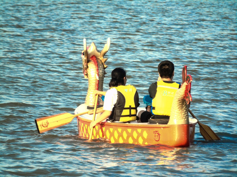 二人水上项目划龙舟划船比赛