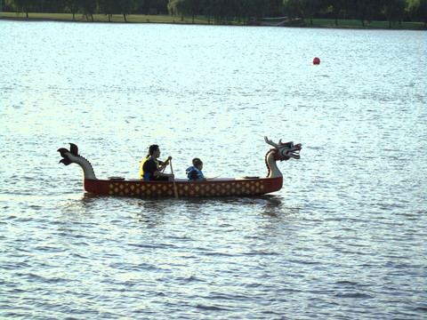 游乐场水上项目划龙舟划船