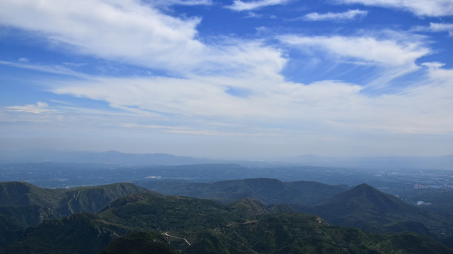 蓝天白云和绿色山脉背景