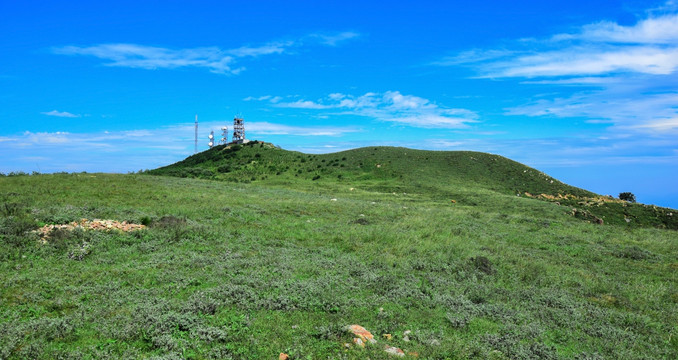 绿色草地和山包