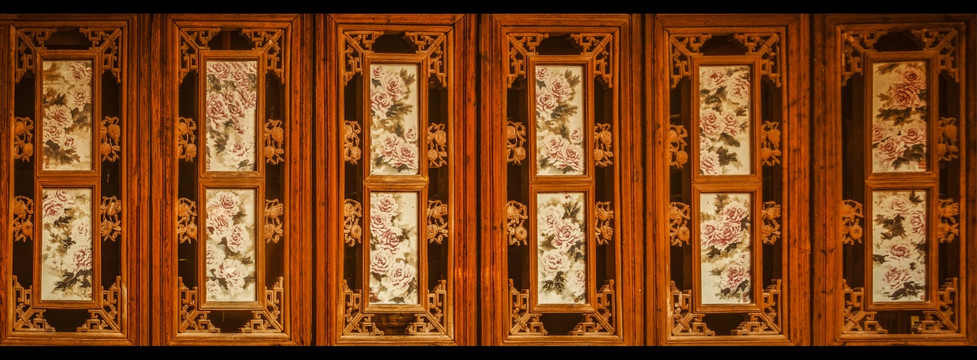 牡丹花装饰的木雕窗户